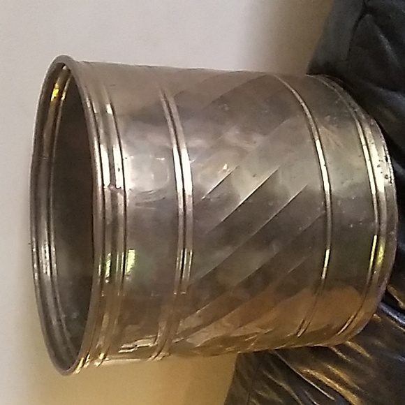 ROLLED METAL UMBRELLA HOLDER/PLANTER - Picture 1 of 6